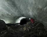 Badanie jednej z jaskiń na dnie Lodowca Hansa (fot. Jason Gulley)